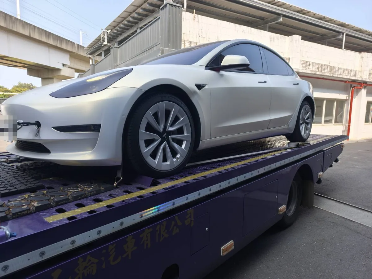 高雄 Tesla Model 3 由紫色平板拖吊車運送到電車玩家更換大電池