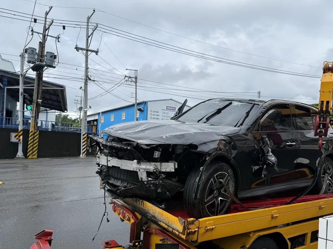 2024 Mercedes-Benz GLC 台中車頭嚴重撞擊引擎蓋變形事故車收購，吊車拖吊，電車玩家