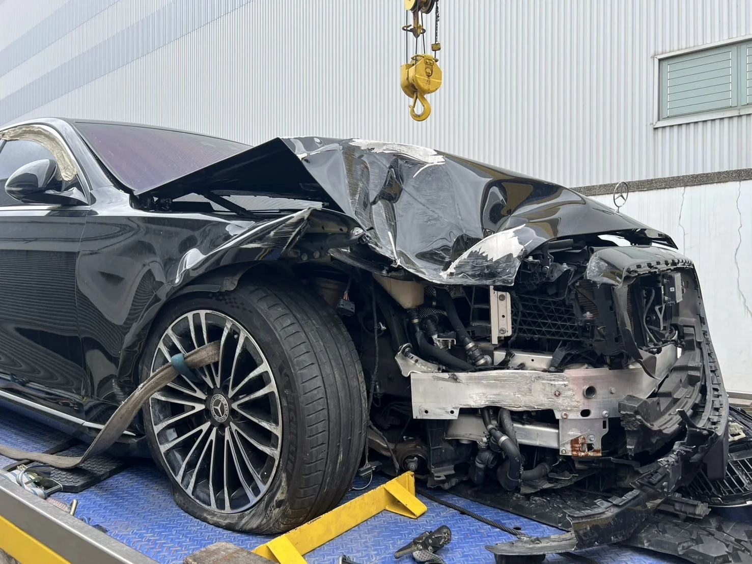 Mercedes-Benz S 550 右前車頭嚴重受損・氣囊全爆・大梁底盤受損事故車收購，電車玩家