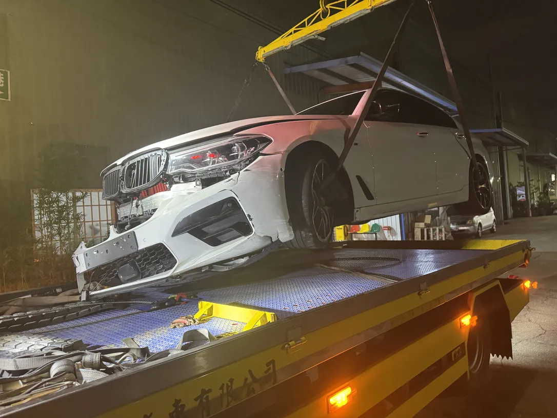 2020 BMW 540i G30 台中車頭撞擊前保險桿大燈受損事故車收購，夜間吊車拖吊，電車玩家