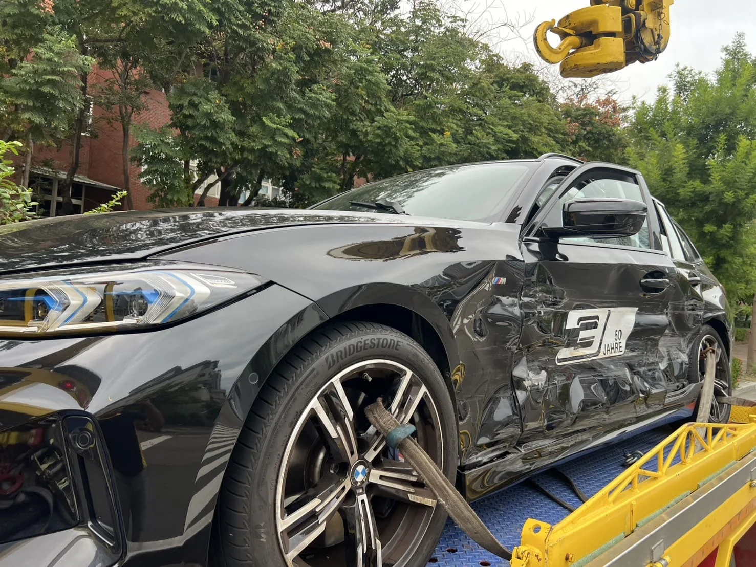 BMW 320 Touring 高速追撞・氣囊全爆・多處車門需換事故車收購，電車玩家