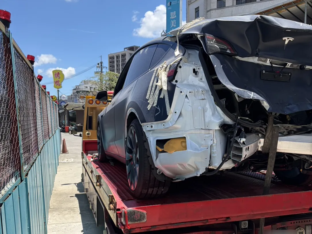 2023 Tesla Model Y 台北車尾嚴重追撞尾門後保險桿變形事故車收購，平板拖吊，電車玩家