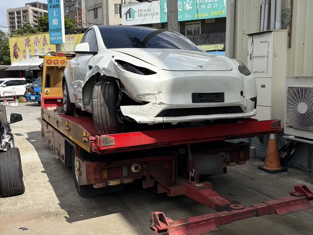 2024 Tesla Model Y RWD 台北左前撞擊翼子板大燈受損事故車收購，平板拖吊，電車玩家