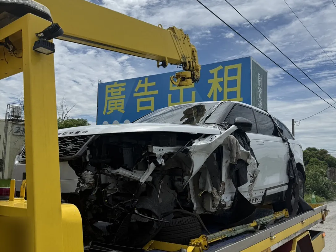 Land Rover Range Rover Velar 台中車頭嚴重撞擊引擎室外露事故車收購，吊車平板拖吊，電車玩家