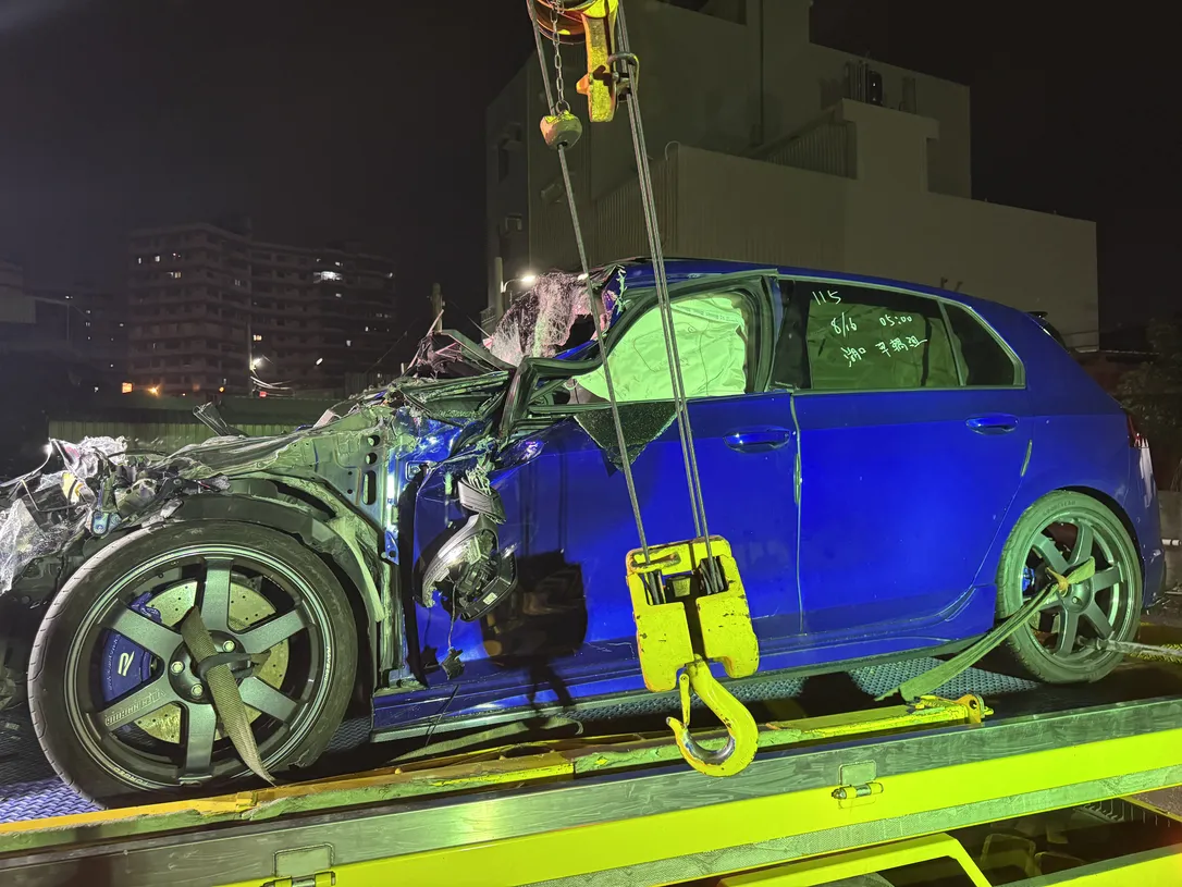 2023 Volkswagen Golf R 新竹車頭嚴重毀損車體變形事故車收購，夜間吊車拖吊，電車玩家