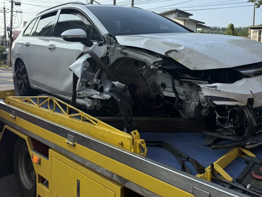 Volkswagen Golf 8 R-Line 右前嚴重事故事故車收購，電車玩家