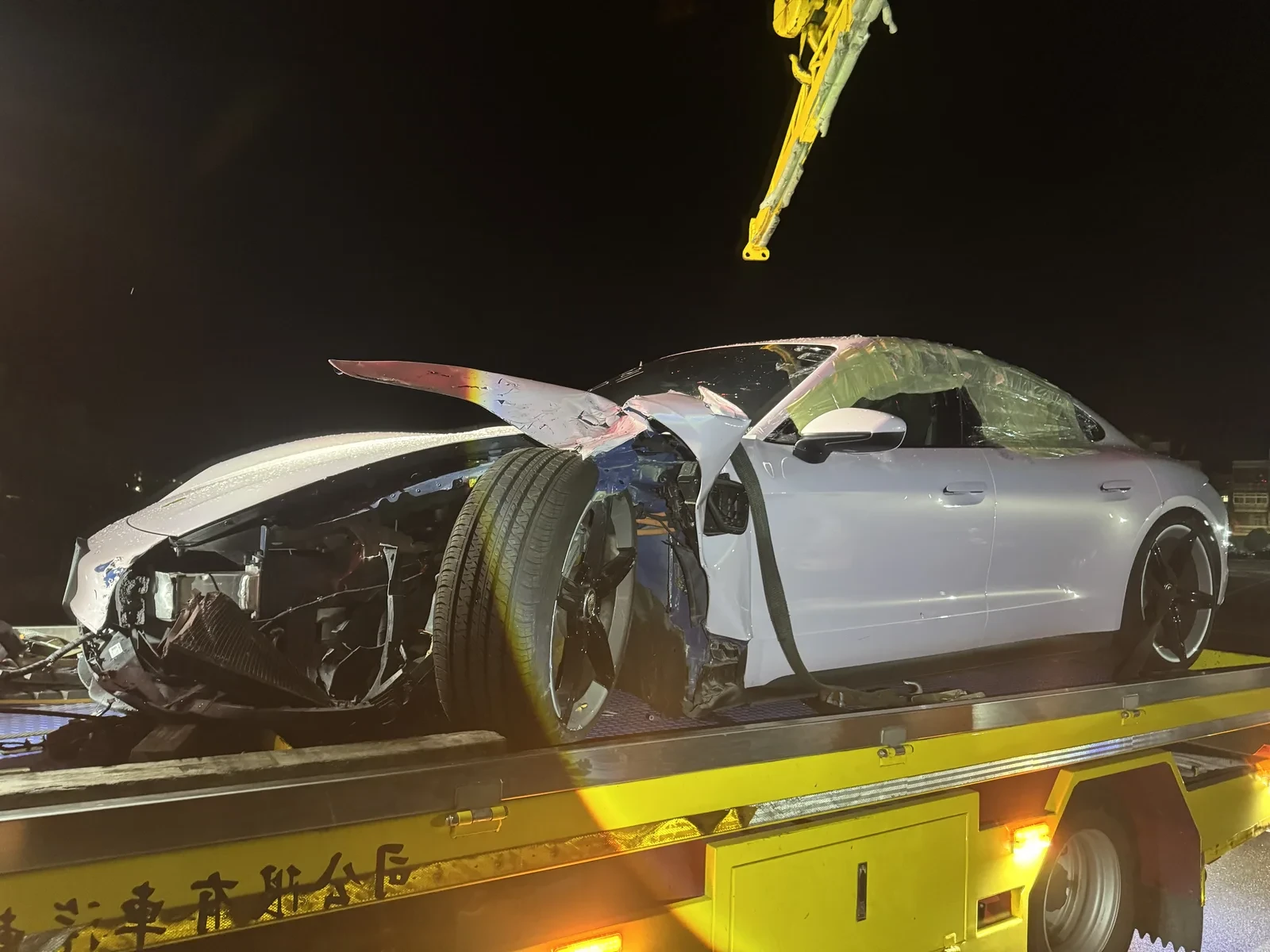 酒駕肇事後的 Porsche Taycan 夜間以拖吊車運送