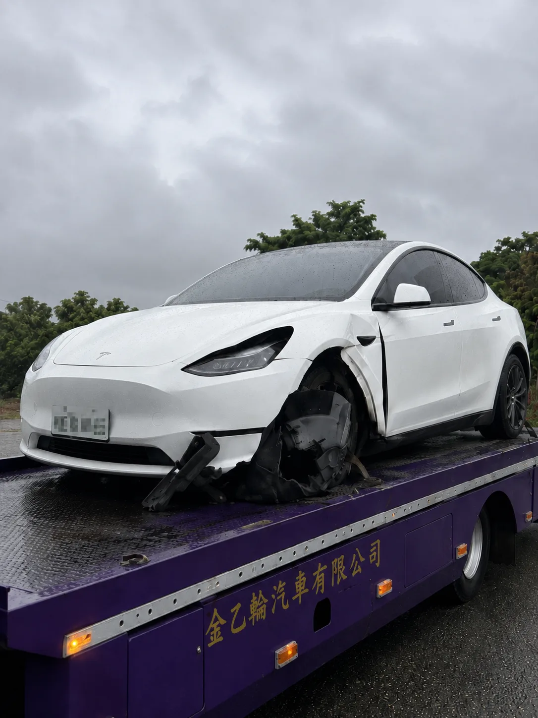扣牌車以平板拖車運送離開保管場