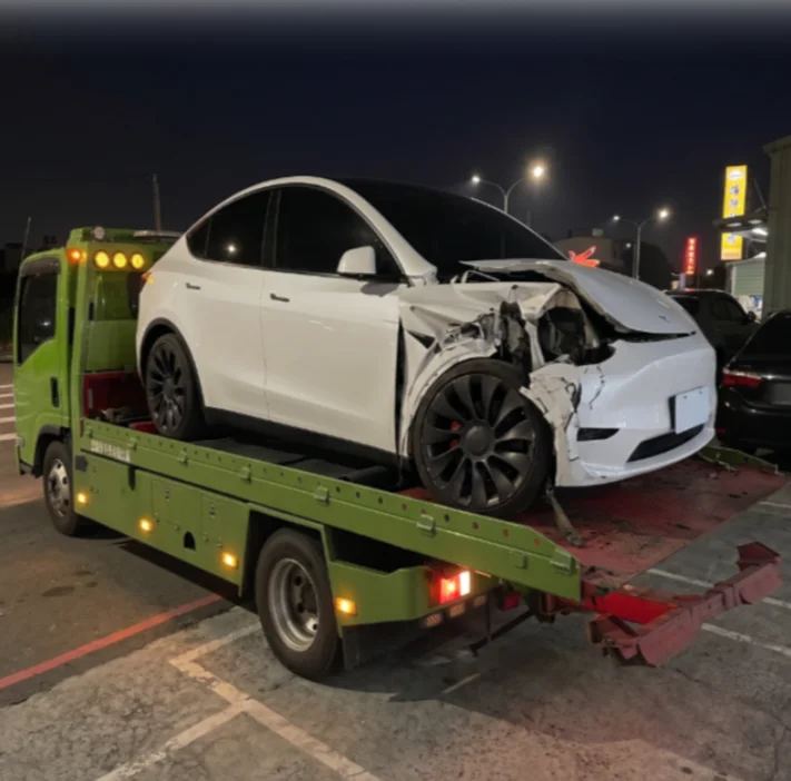 受損 Tesla Model Y 上拖板車，電車玩家事故車收購到場服務