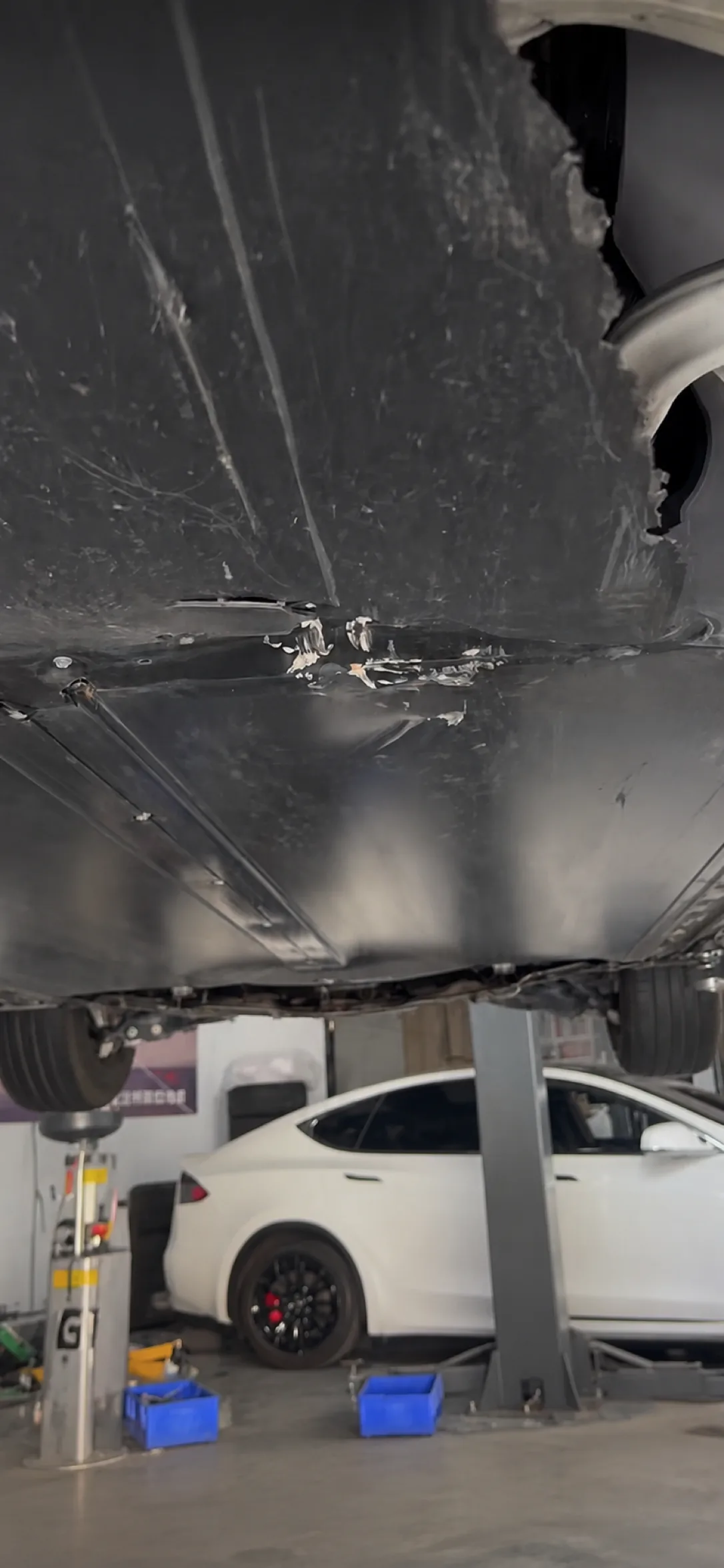 Tesla Model Y 事故車頭碰撞導致電池包底部受損